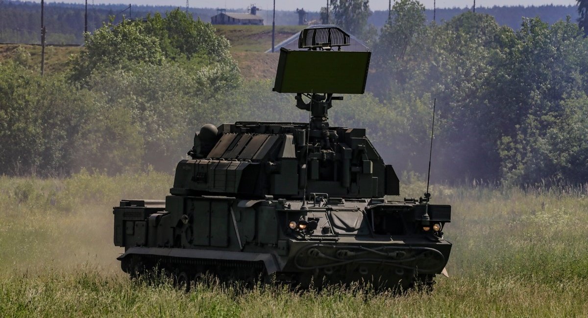 Eine 500 Dollar teure FPV-Drohne traf auf das 25 Millionen Dollar teure russische Tor-M1-System, das für die Abwehr von F-15 Eagle, A-10 Thunderbolt II und AH-64 Apache entwickelt wurde. Eine 500 Dollar teure FPV-Drohne traf auf das 25 Millionen Dollar teure russische Tor-M1-System, das für die Abwehr von F-15 Eagle, A-10 Thunderbolt II und AH-64 Apache entwickelt wurde.