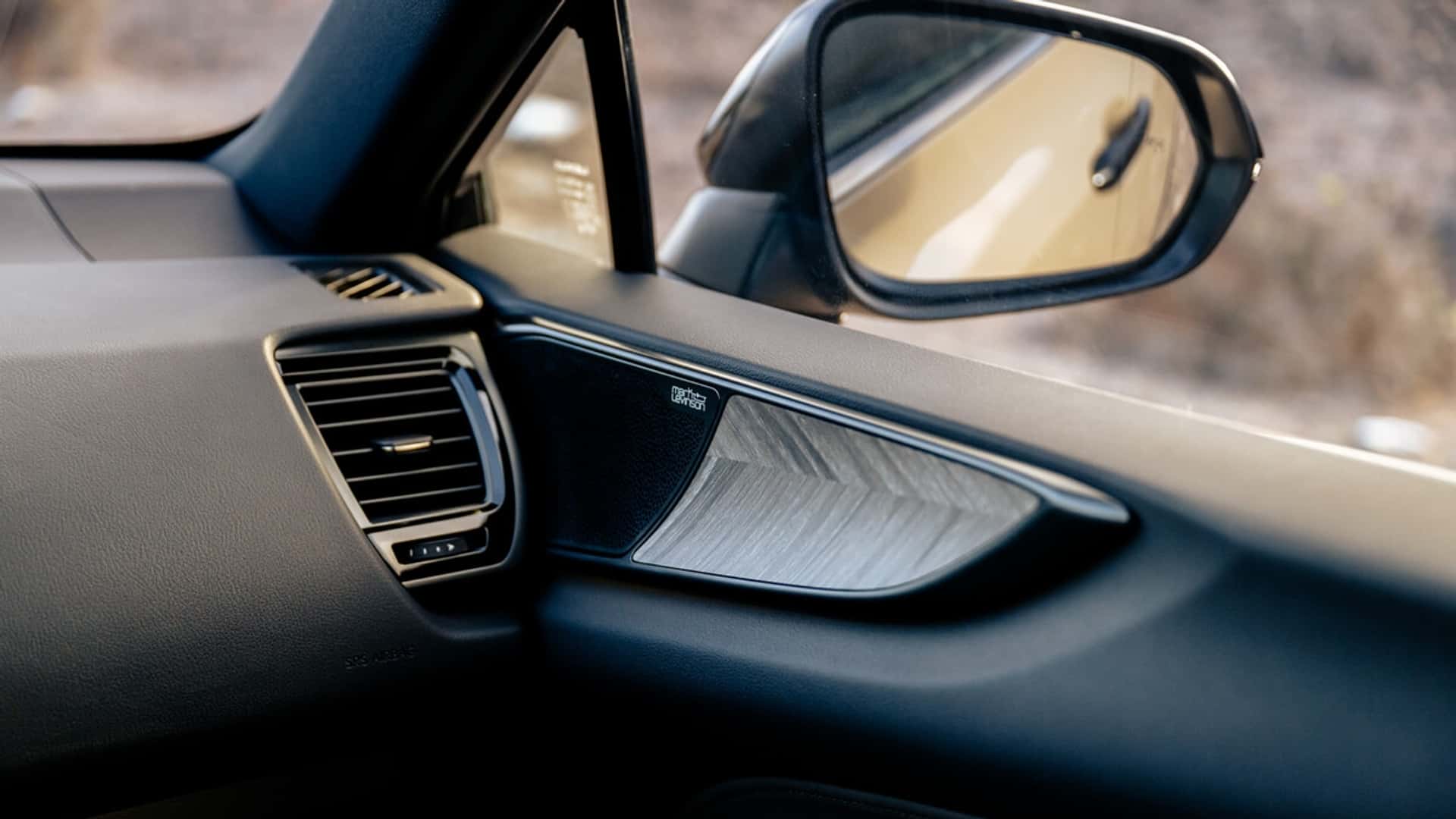 Lexus NX Overtrail Innenraum mit Holzverkleidung Lexus NX Overtrail Innenraum mit Holzverkleidung