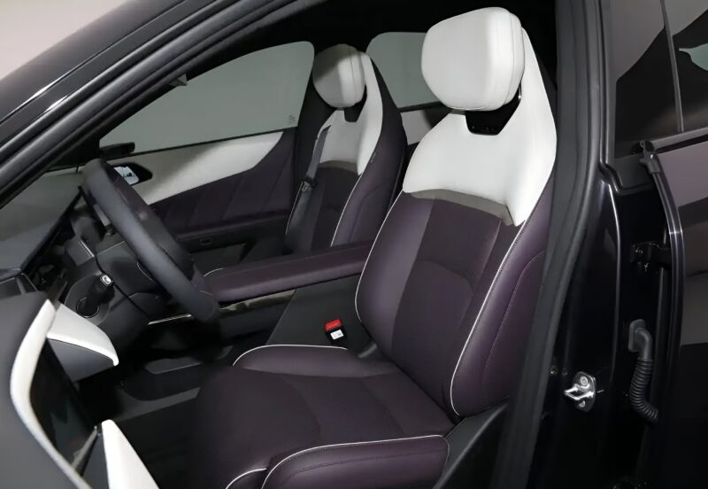 Stilvolles Interieur des Mazda EZ-60 Crossover-Fahrzeugs Stilvolles Interieur des Mazda EZ-60 Crossover-Fahrzeugs