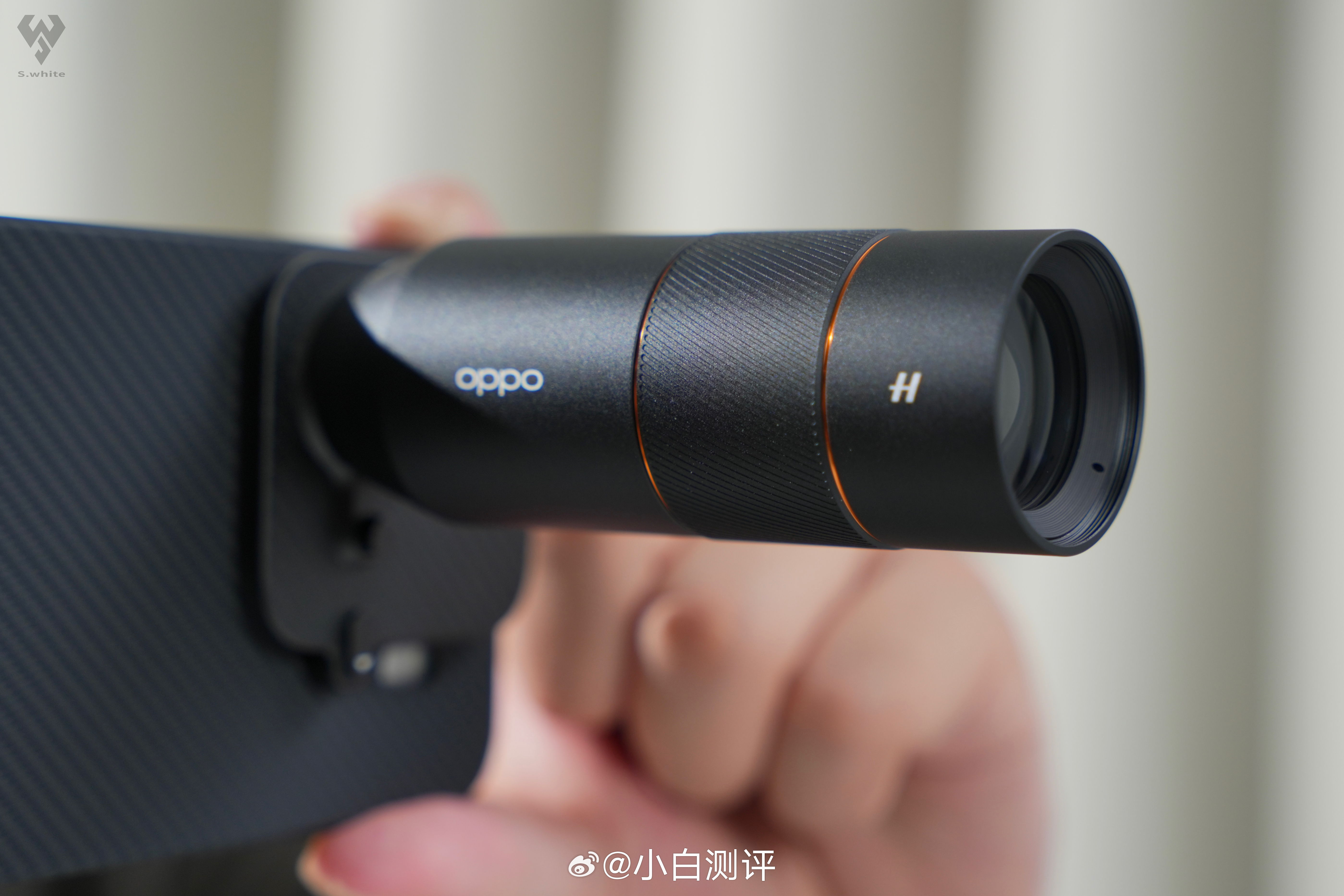 Oppo Find X9 Pro with Magnetic Handle
