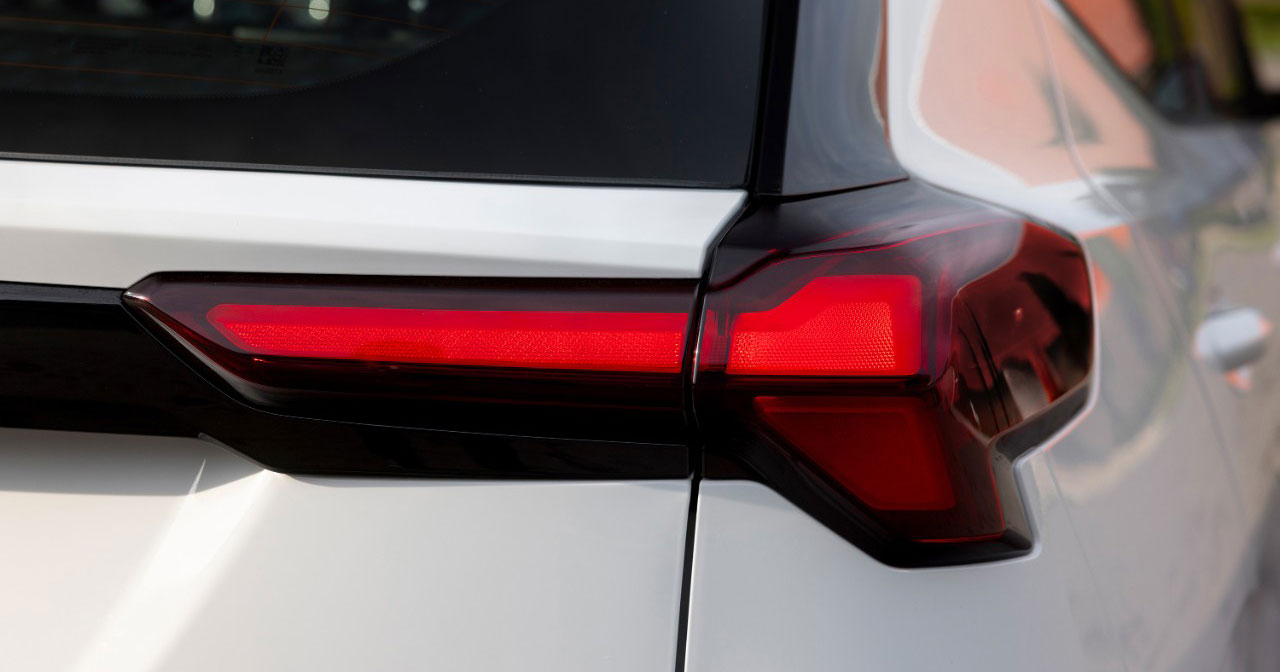 Bild des Chevrolet Bolt EV im Hintergrund der Fabrik