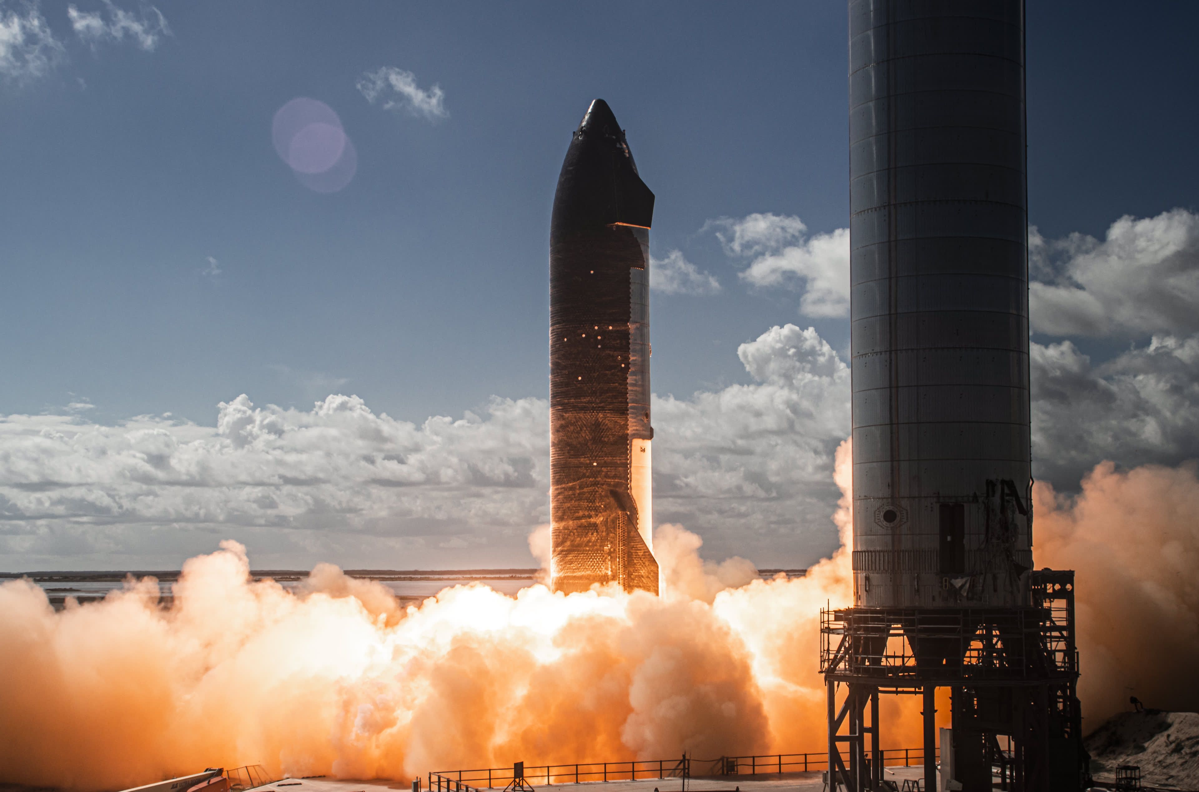 SpaceX schließt statische Zündungstests des Super Heavy-Raketenboosters mit einer Rekordzahl von Raptor-Triebwerken ab SpaceX schließt statische Zündungstests des Super Heavy-Raketenboosters mit einer Rekordzahl von Raptor-Triebwerken ab