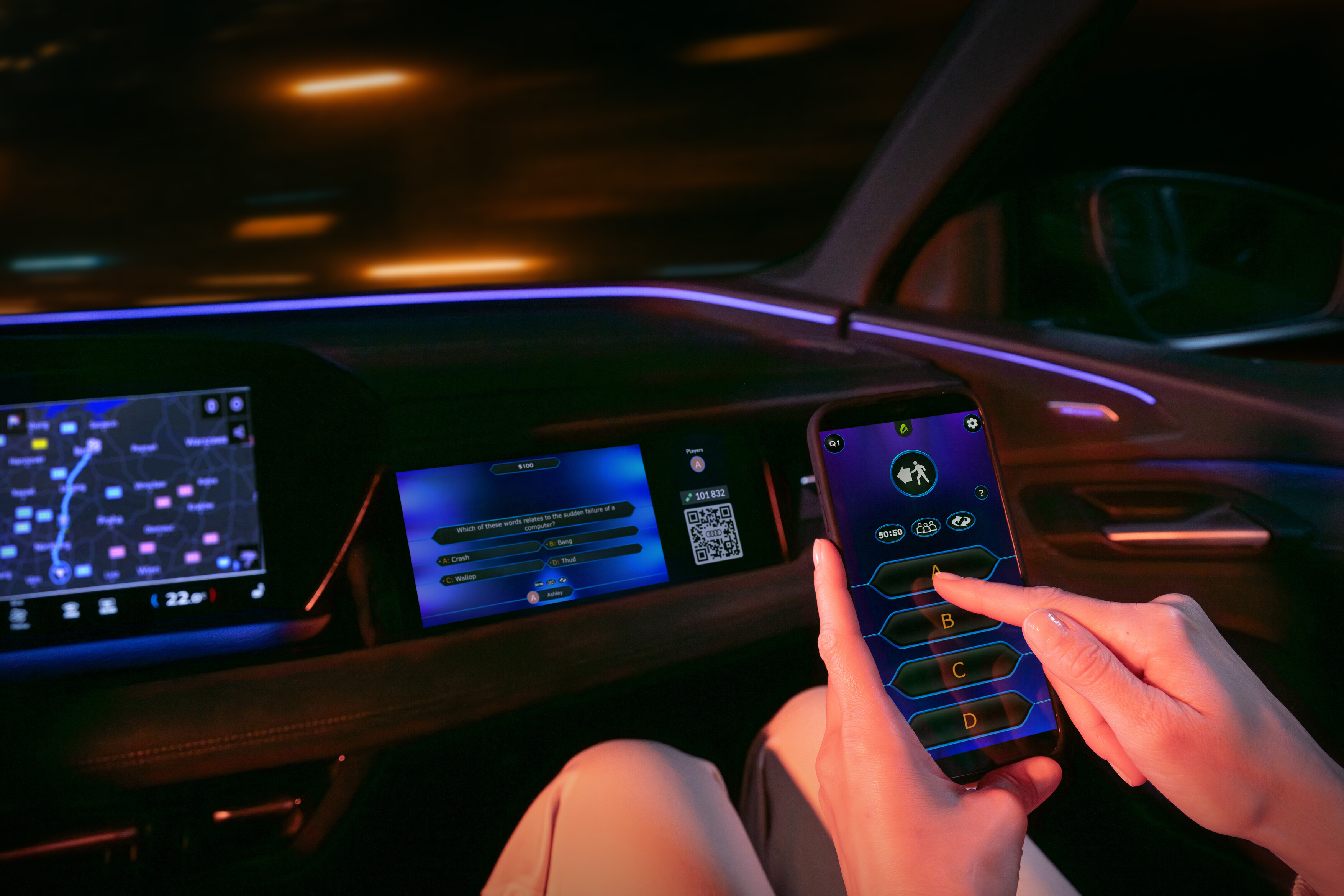 Passagiere spielen Spiele in einem Audi-Auto Passagiere spielen Spiele in einem Audi-Auto