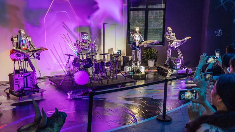 Vielfalt an Robotern im Einkaufszentrum Vielfalt an Robotern im Einkaufszentrum