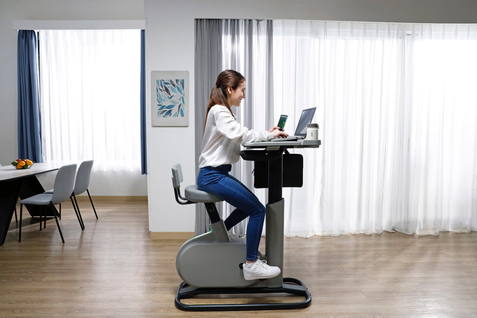 Acer stellt eKinekt BD 3 Bike Desk vor. Es wandelt die Energie aus der Tretkraft des Fahrers um, um den Laptop aufzuladen Acer stellt eKinekt BD 3 Bike Desk vor. Es wandelt die Energie aus der Tretkraft des Fahrers um, um den Laptop aufzuladen