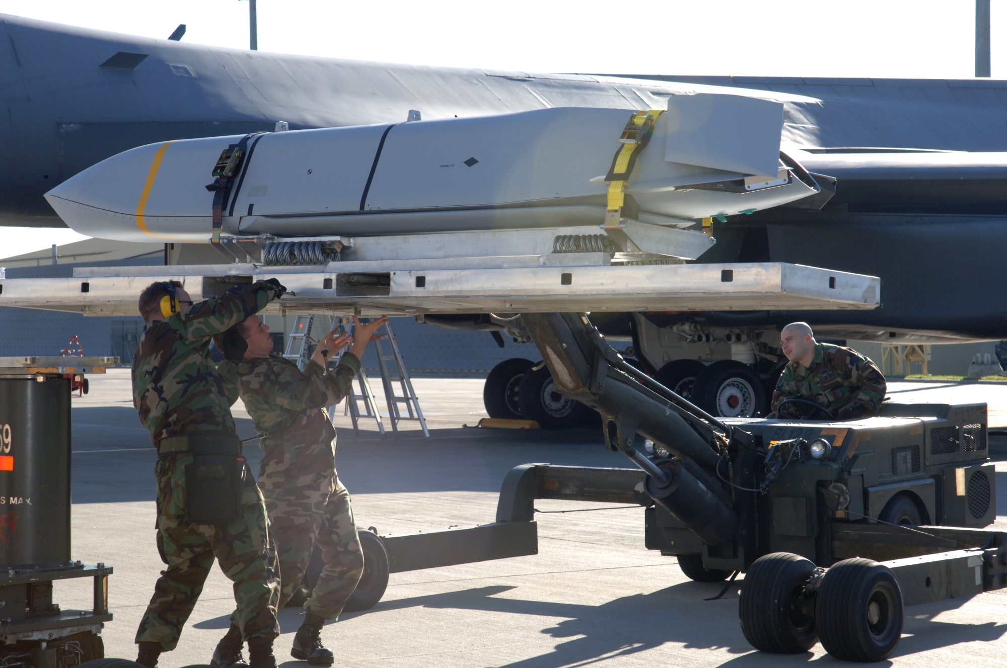 Die USA haben den Verkauf von AGM-158B JASSM-ER-Raketen an die Niederlande für F-35 Lightning II-Kampfjets genehmigt, die Ziele in bis zu 980 km Entfernung treffen können. Die USA haben den Verkauf von AGM-158B JASSM-ER-Raketen an die Niederlande für F-35 Lightning II-Kampfjets genehmigt, die Ziele in bis zu 980 km Entfernung treffen können.