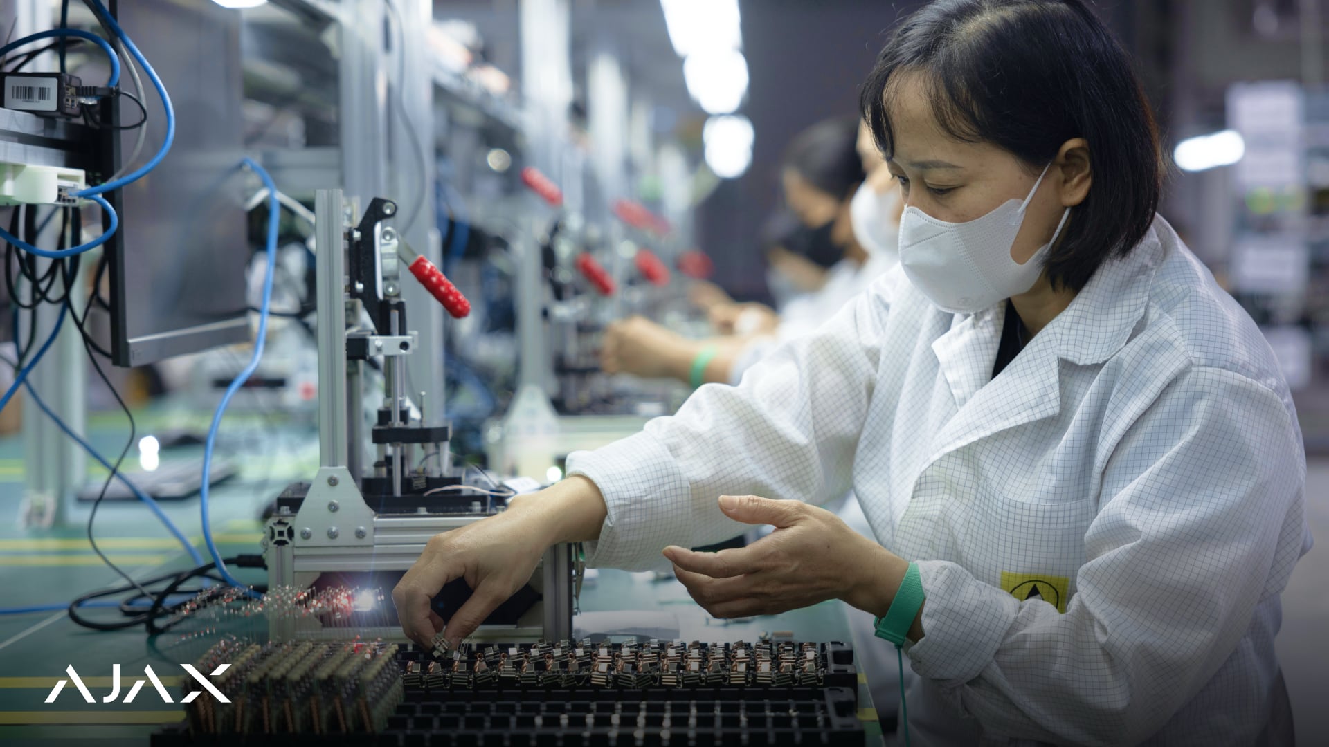 Ausrüstung im Werk von AJAX Systems in Vietnam