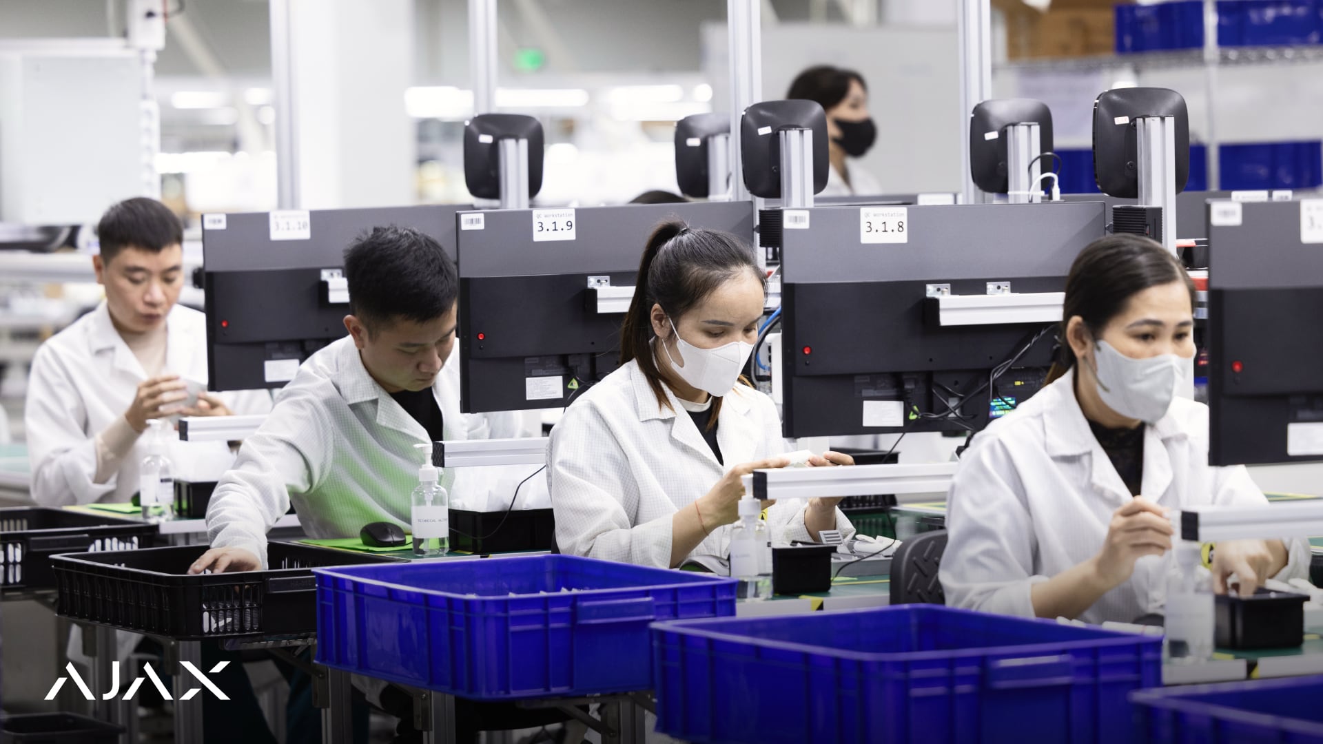 Mitarbeiter im Werk von AJAX Systems in Vietnam