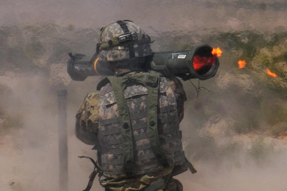 Ein amerikanischer Soldat mit einem AT4-Granatwerfer Ein amerikanischer Soldat mit einem AT4-Granatwerfer