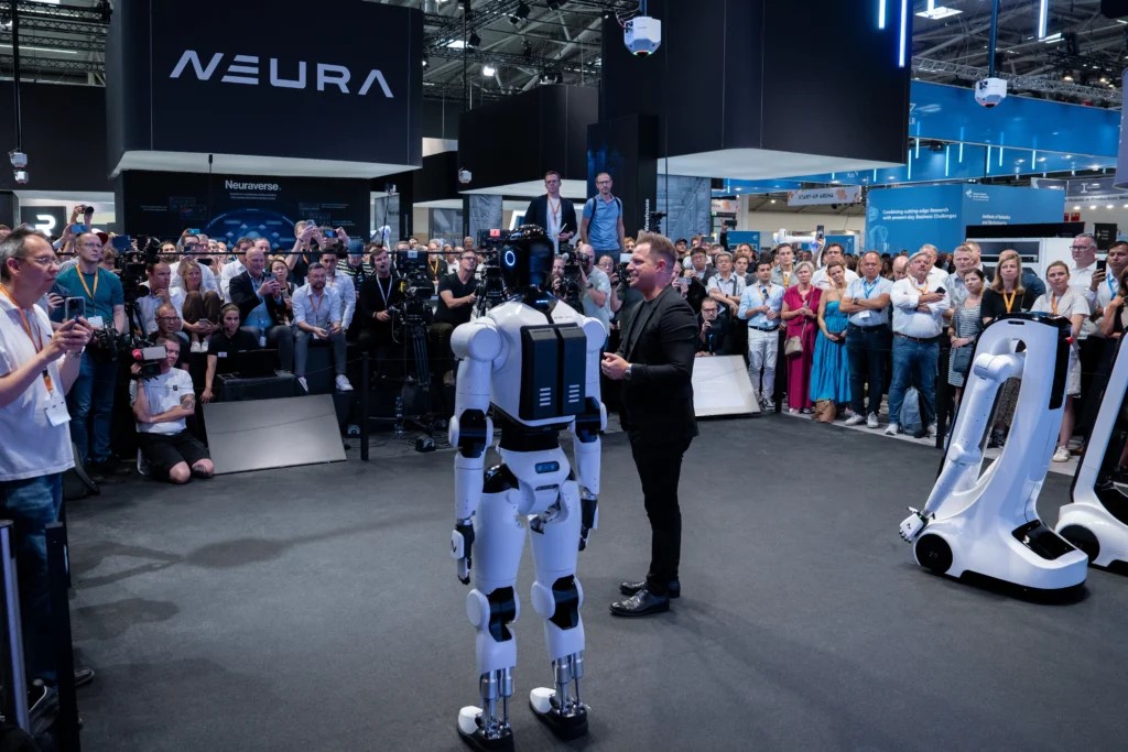 Modell des 4NE1 Roboters bei der Präsentation Modell des 4NE1 Roboters bei der Präsentation