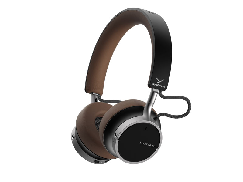 Eine Perspektivansicht der Beyerdynamic Aventho 100 braunen Kopfhörer Eine Perspektivansicht der Beyerdynamic Aventho 100 braunen Kopfhörer