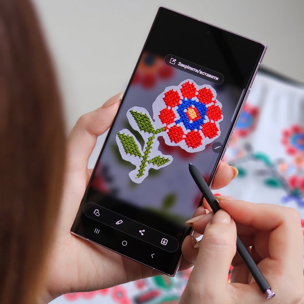 Das Bild für den überdimensionalen Bildschirm des Gulliver-Einkaufszentrums wurde ohne den Einsatz eines Computers erstellt: Das Galaxy S23 Ultra wurde zum Schöpfer des Kunstprojekts "Breath of Hope".