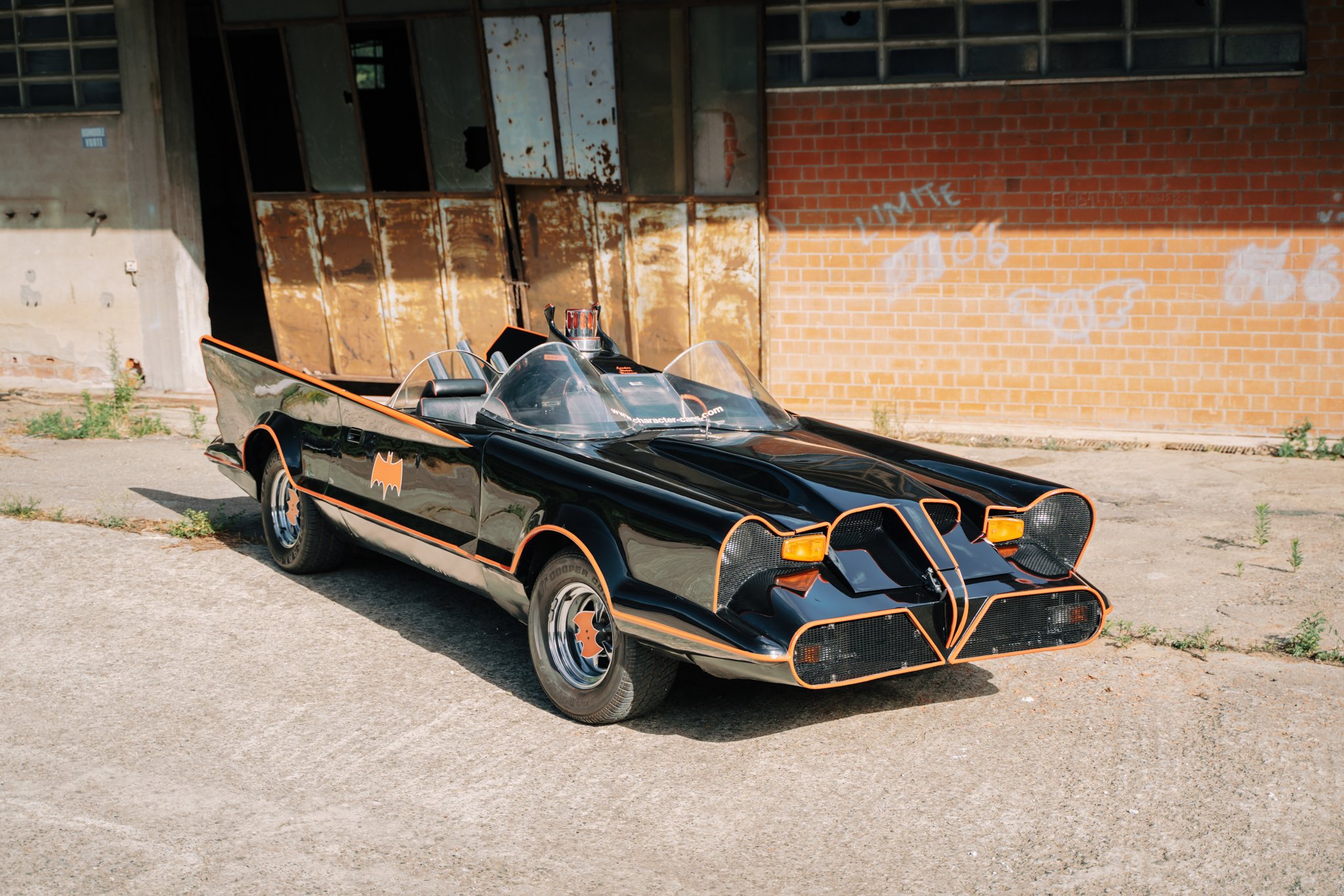 Adam West vor dem Batmobile
