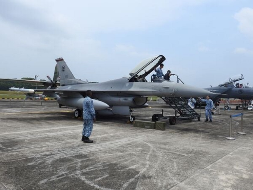Die singapurische Luftwaffe hat öffentlich bestätigt, dass ihre modernisierten F-16 Fighting Falcon-Kampfflugzeuge mit Python-5-Raketen der vierten Generation mit einer Reichweite von 20 km ausgerüstet sind. Die singapurische Luftwaffe hat öffentlich bestätigt, dass ihre modernisierten F-16 Fighting Falcon-Kampfflugzeuge mit Python-5-Raketen der vierten Generation mit einer Reichweite von 20 km ausgerüstet sind.