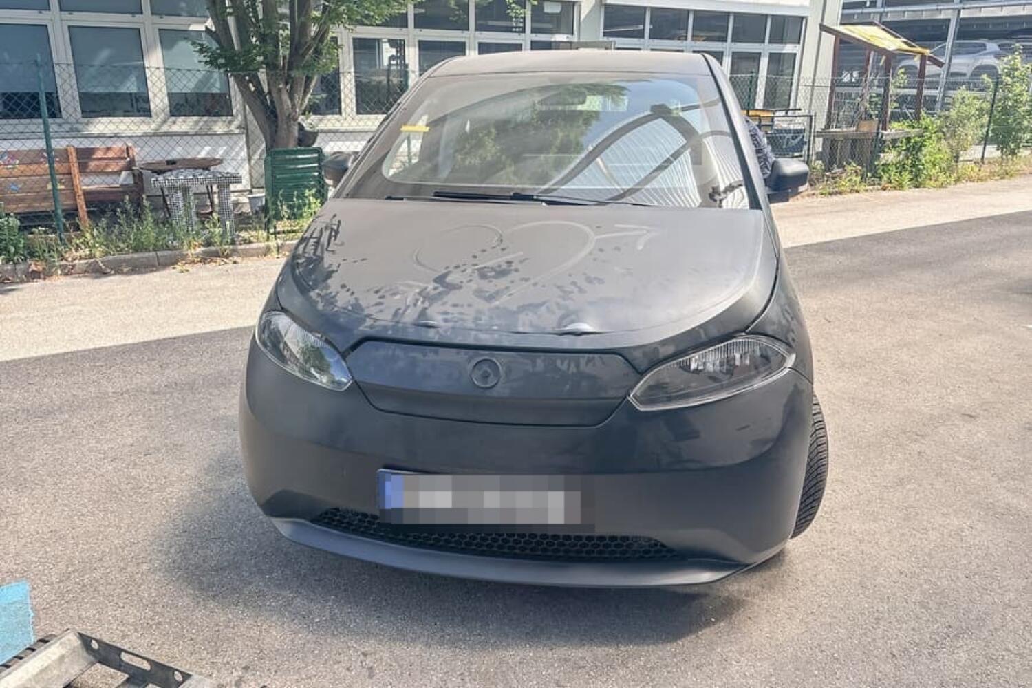 Getarnter Prototyp eines Elektroautos Getarnter Prototyp eines Elektroautos