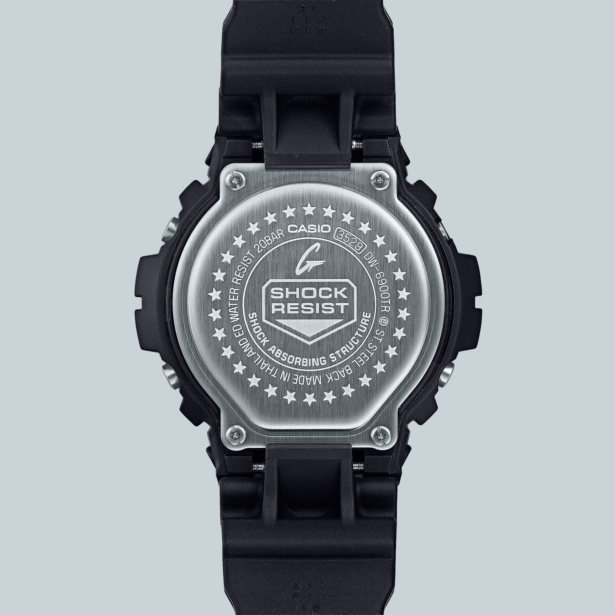 Die Rückseite der Casio G-Shock DW-6900TR Uhr mit dem Shock Resist Logo Die Rückseite der Casio G-Shock DW-6900TR Uhr mit dem Shock Resist Logo