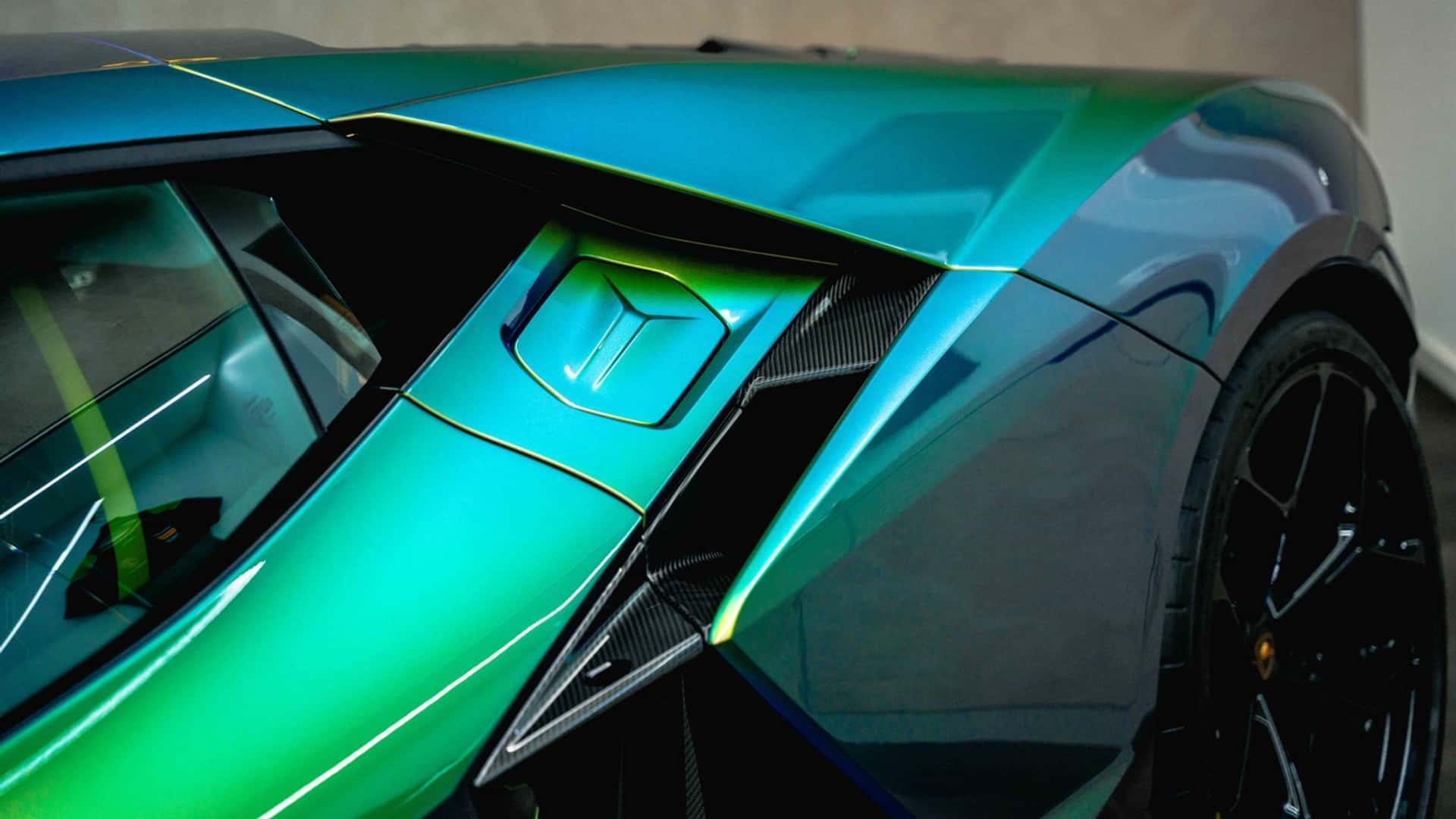 Lamborghini Revuelto mit einem Hauch von Farbe Lamborghini Revuelto mit einem Hauch von Farbe