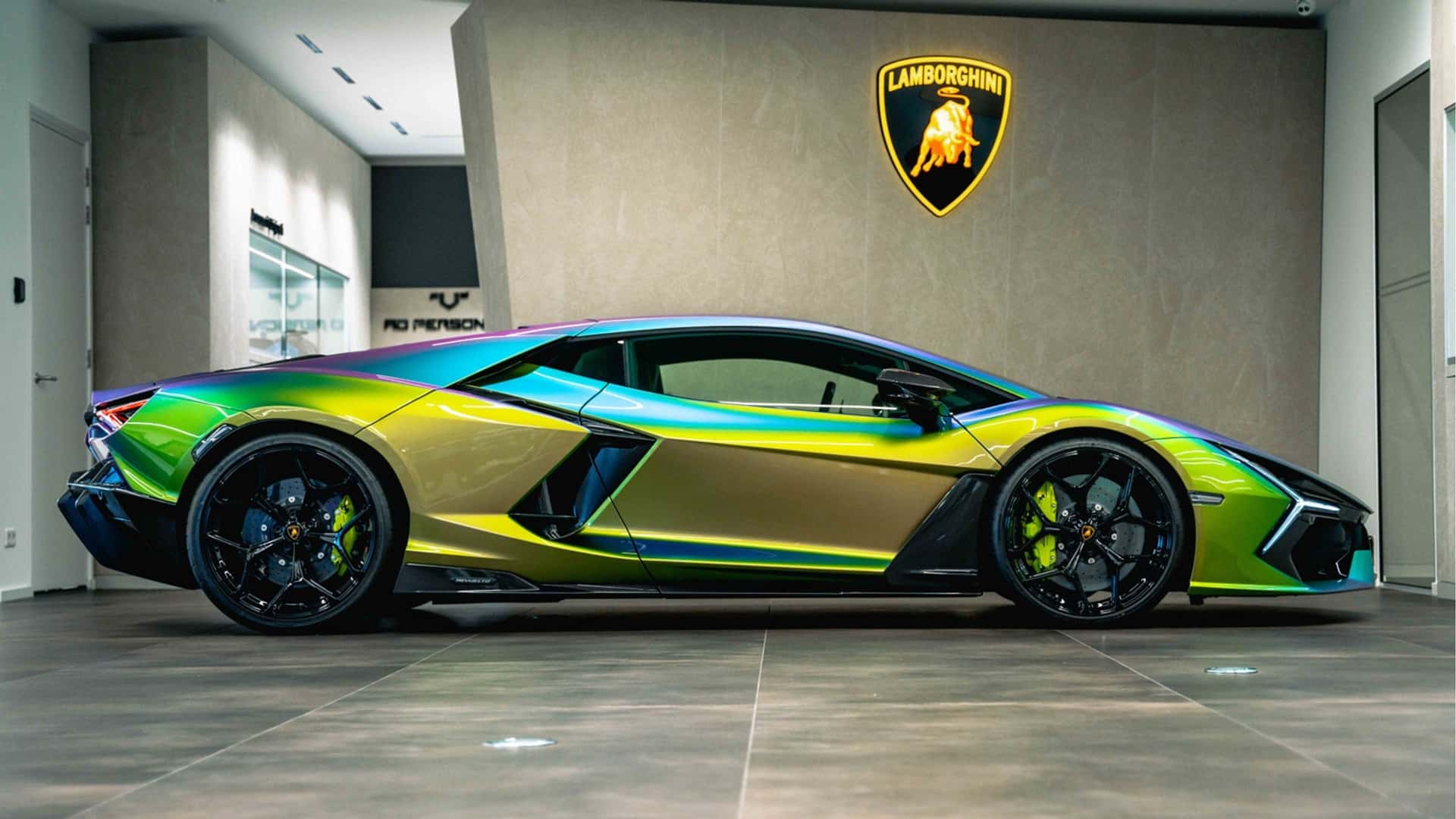 Lamborghini Revuelto mit einem Hauch von Farbe Lamborghini Revuelto mit einem Hauch von Farbe