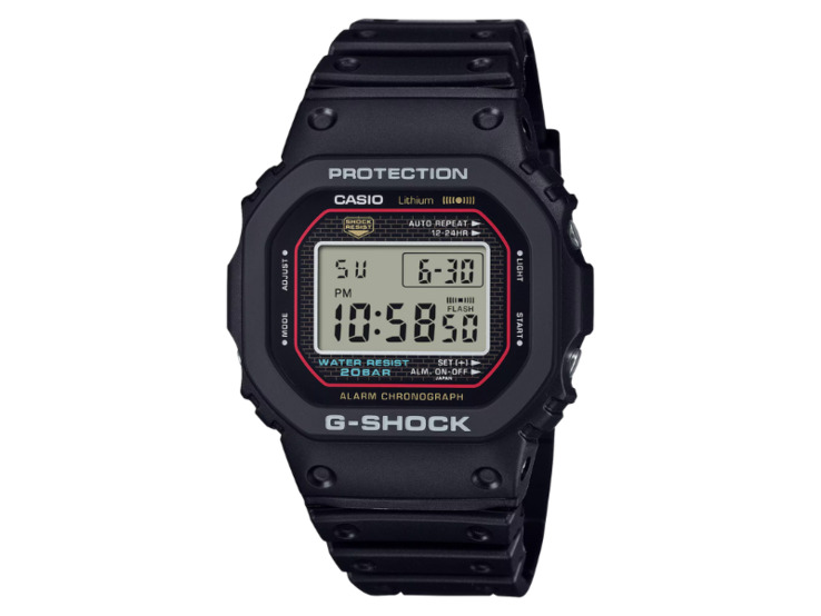 G-Shock DW5000R Uhr vor der Stadtkulisse