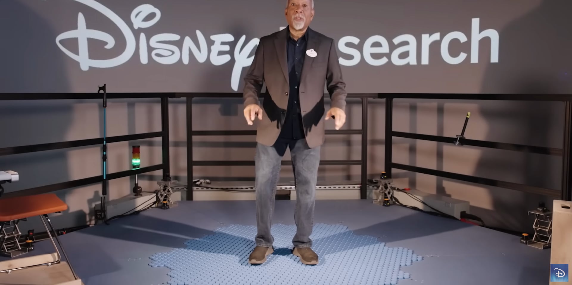 Disney HoloTile: der weltweit erste omnidirektionale Boden für VR-Erlebnisse für mehrere Benutzer (Video) Disney HoloTile: der weltweit erste omnidirektionale Boden für VR-Erlebnisse für mehrere Benutzer (Video)