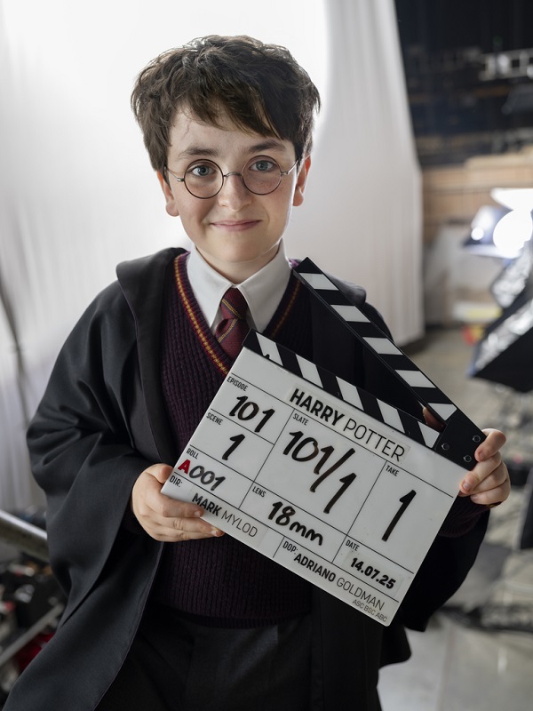 Dominic McLaughlin als Harry Potter.