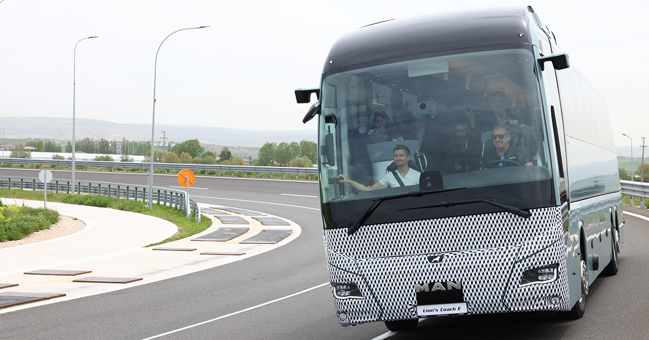 Prototyp des Elektrobusses MAN Lion's Coach E in Tarnfarbe Prototyp des Elektrobusses MAN Lion's Coach E in Tarnfarbe