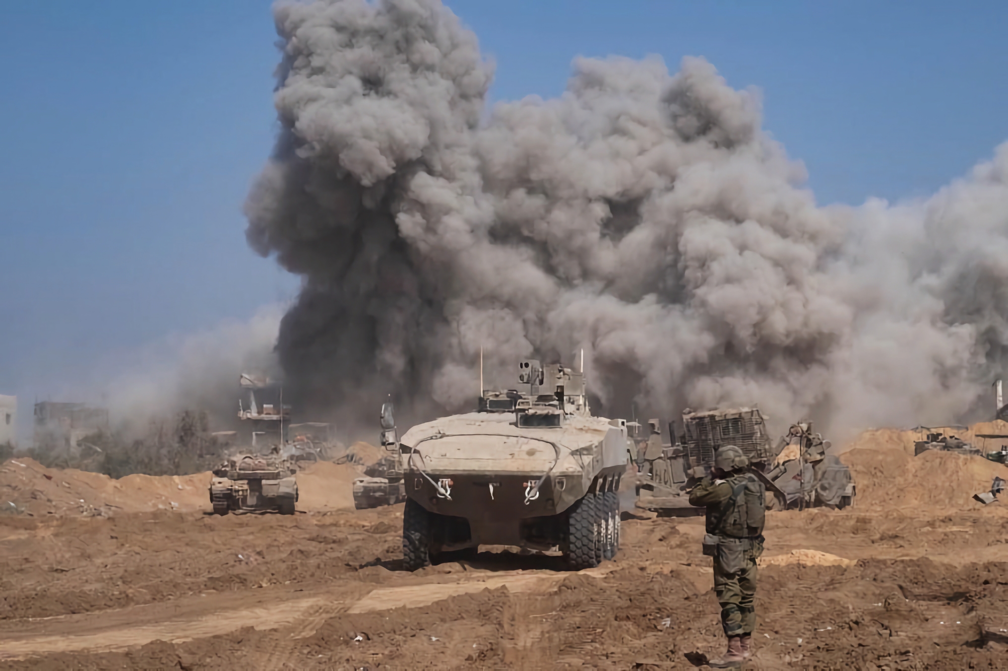 Israelische Armee setzt neue Eitan APCs gegen Hamas-Terroristen im Gaza-Streifen ein Israelische Armee setzt neue Eitan APCs gegen Hamas-Terroristen im Gaza-Streifen ein