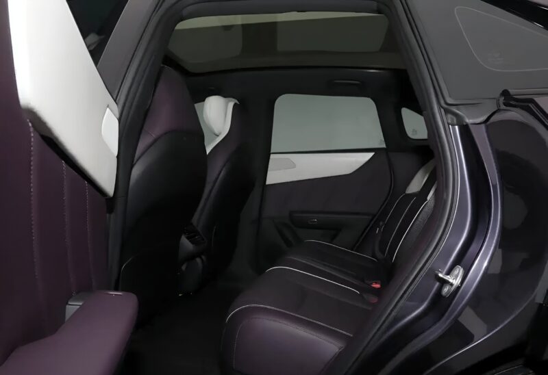 Schwarze Decke im Innenraum des Mazda EZ-60 Schwarze Decke im Innenraum des Mazda EZ-60