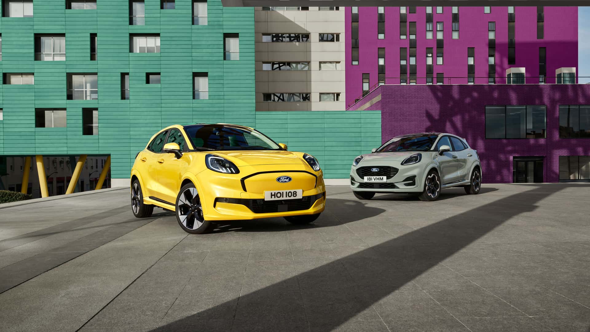 Ford Puma Gen-E und der normale Ford Puma. Ford Puma Gen-E in gelber Ausführung und regulärer Ford Puma in grauer Ausführung