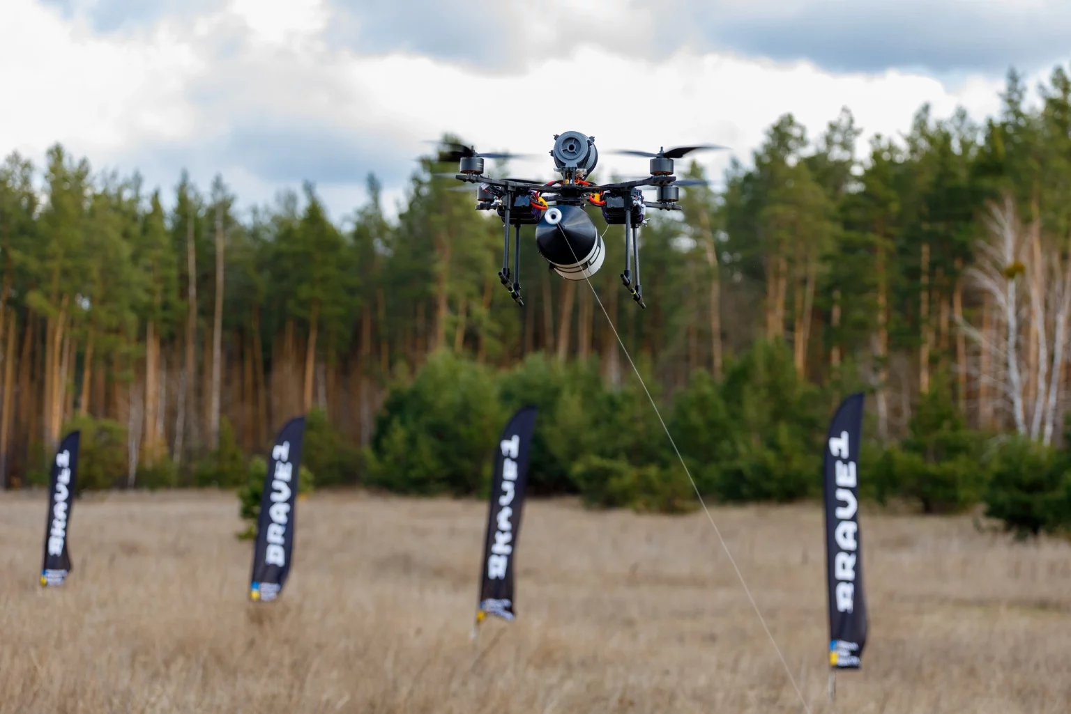 Test einer FPV-Drohne mit Glasfasersteuerung. Illustration: Brave1
