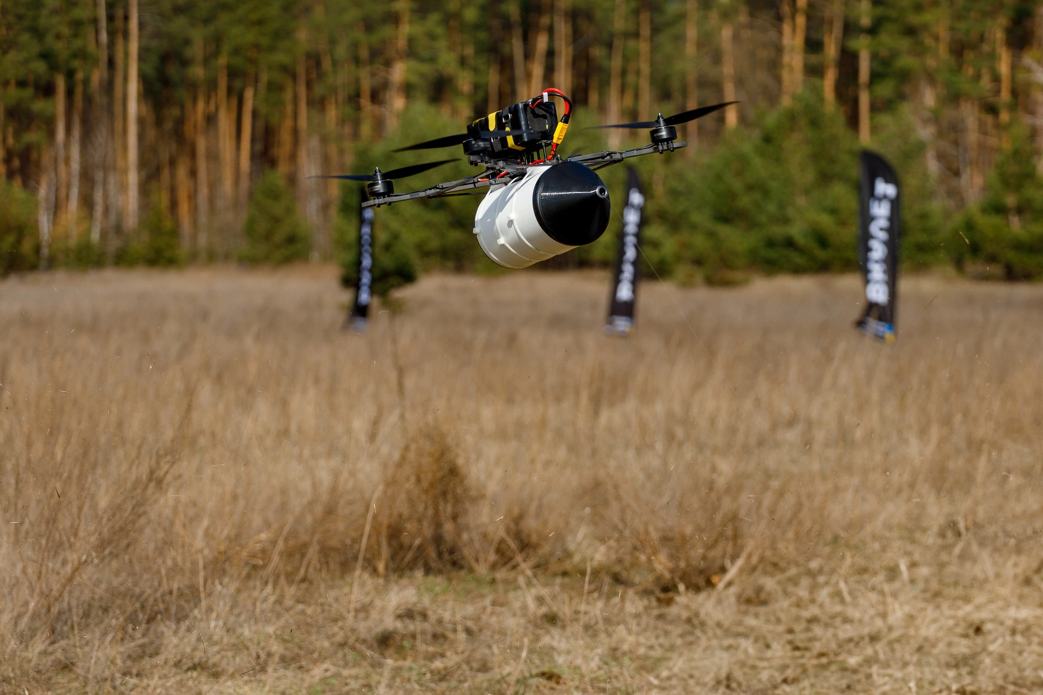 Ukrainische FPV-Drohne auf Glasfaserkabel