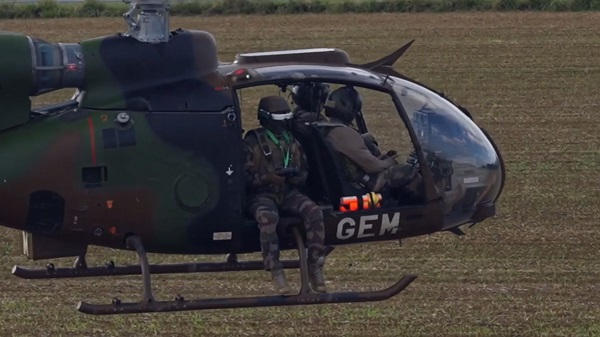 Soldaten des französischen 3. Hubschrauberregiments üben den Einsatz von Drohnen Soldaten des französischen 3. Hubschrauberregiments üben den Einsatz von Drohnen