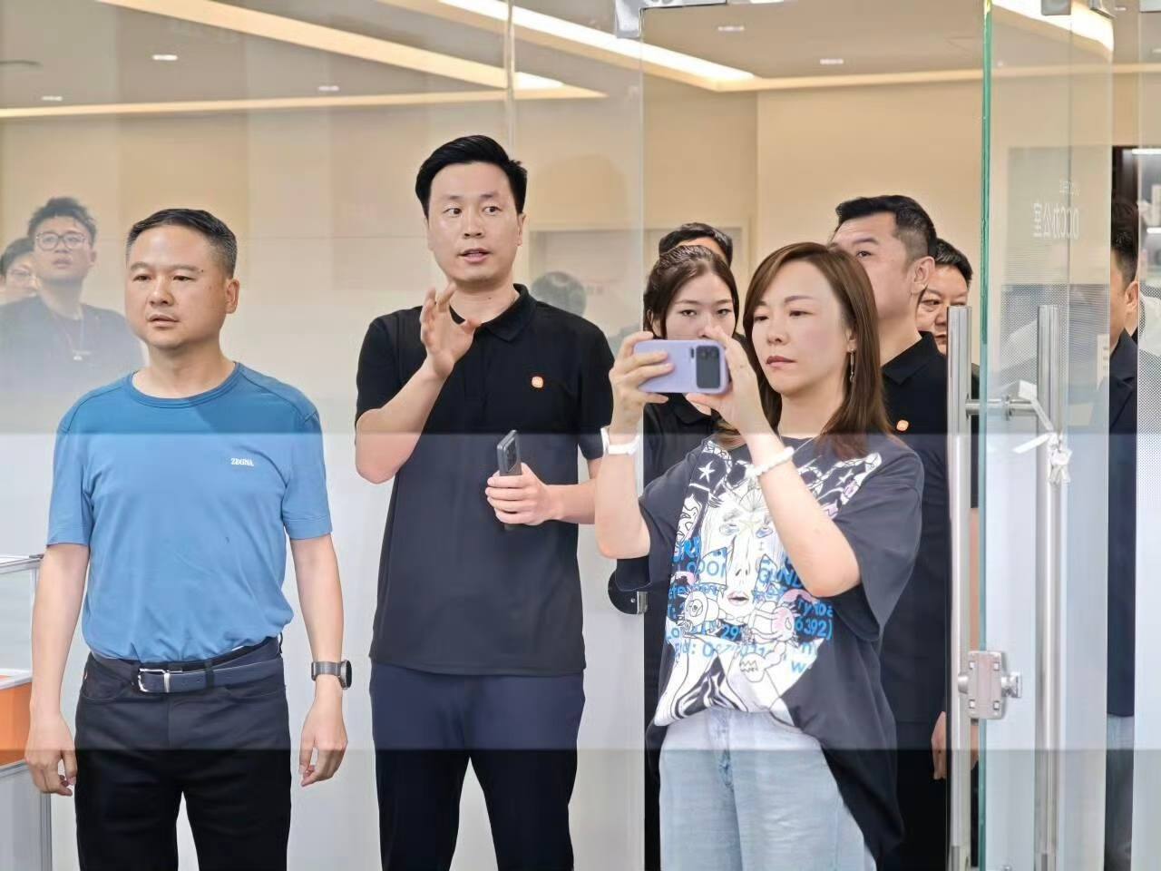 Hochwertige Fotos des Xiaomi 16 Pro Max sind im Internet aufgetaucht - kommt der zusätzliche Bildschirm zurück? Xiaomi 16 Pro Max display
