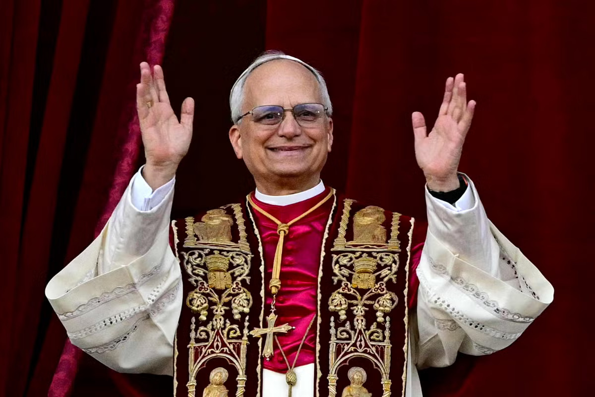 Papst Leo XIV. mit Apple Watch am Handgelenk Papst Leo XIV. mit Apple Watch am Handgelenk