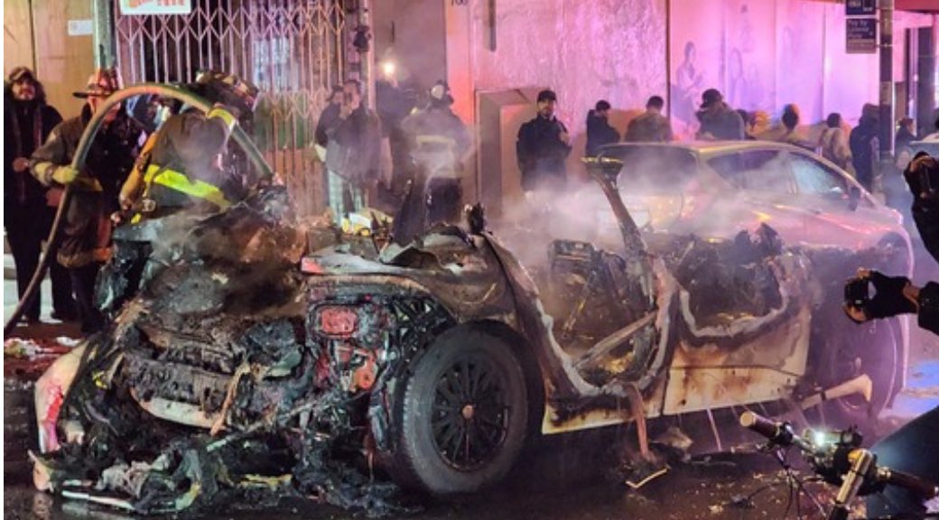 Waymo-Robotaxi in San Francisco angegriffen und in Brand gesetzt Waymo-Robotaxi in San Francisco angegriffen und in Brand gesetzt