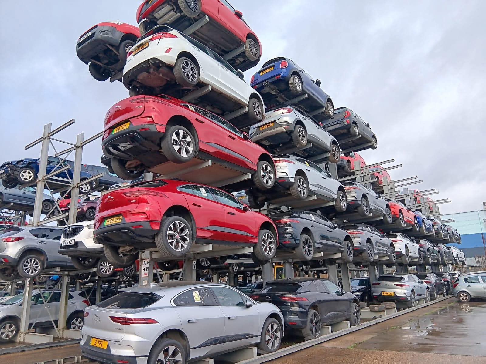Ein paar Jaguar I-Pace auf dem Schrotthaufen. Ein paar Jaguar I-Pace auf dem Schrotthaufen.