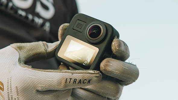 GoPro Max (2025) in den Händen