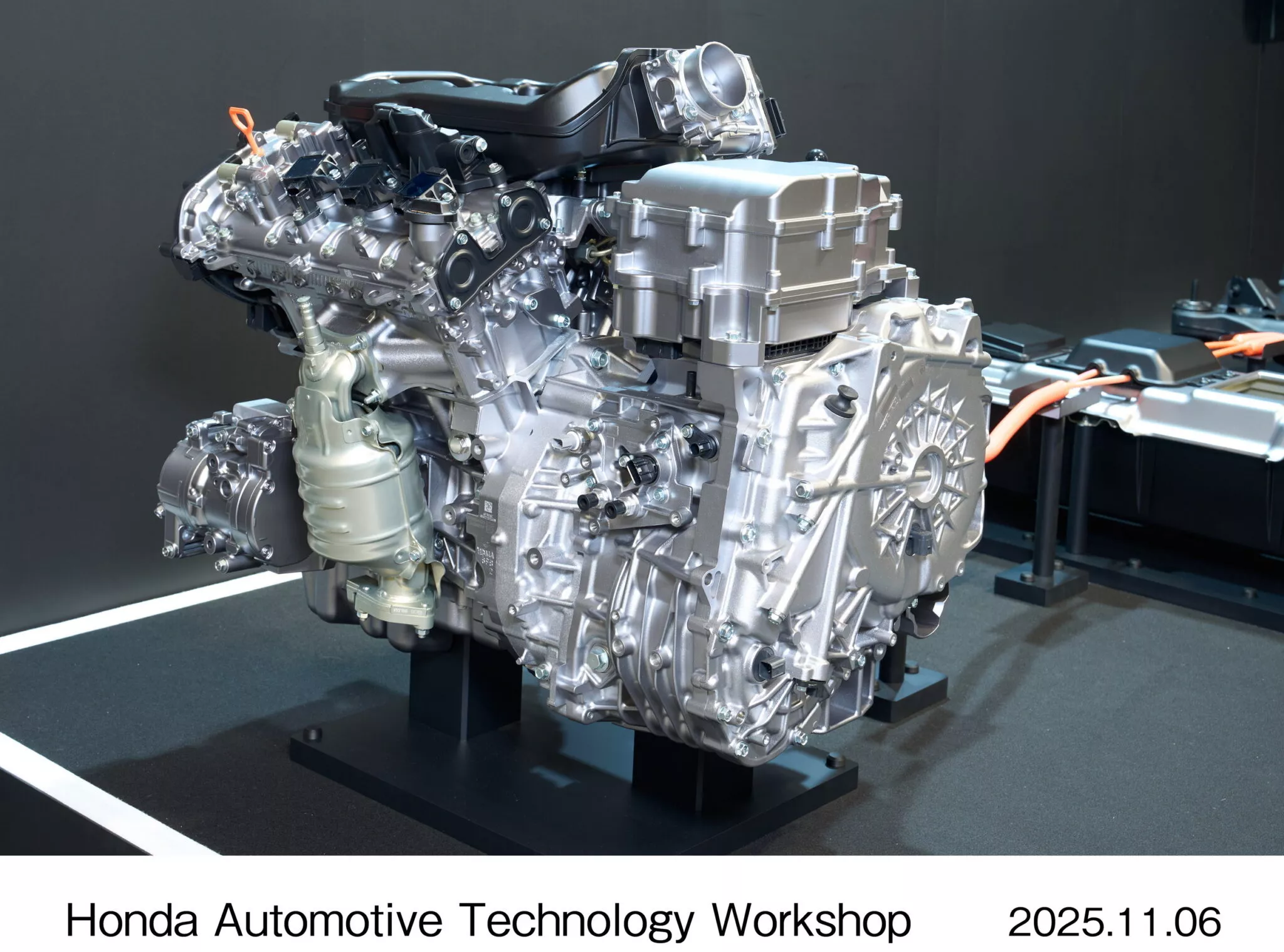 Elemente des neuen Honda-Hybridsystems am Stand