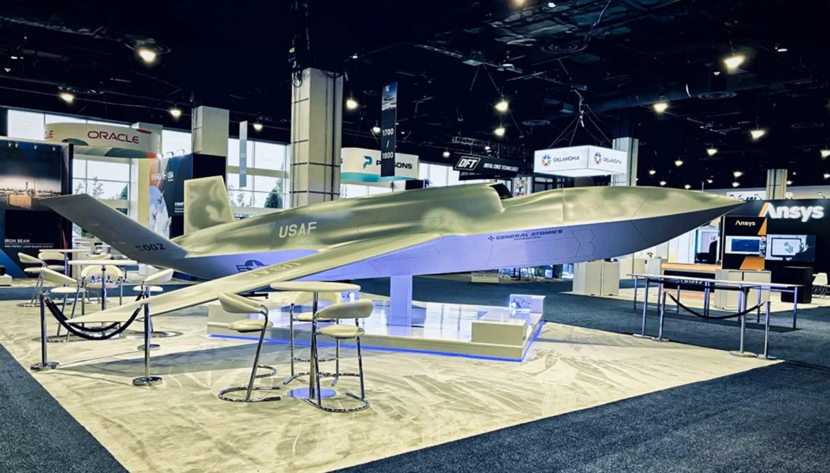 Das US-Unternehmen General Atomics hat ein Modell eines unbemannten Einweg-Kampfjets in Originalgröße vorgestellt Das US-Unternehmen General Atomics hat ein Modell eines unbemannten Einweg-Kampfjets in Originalgröße vorgestellt