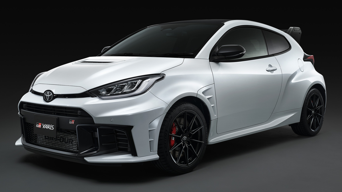 Blauer Toyota GR Yaris mit aerodynamischen Modifikationen