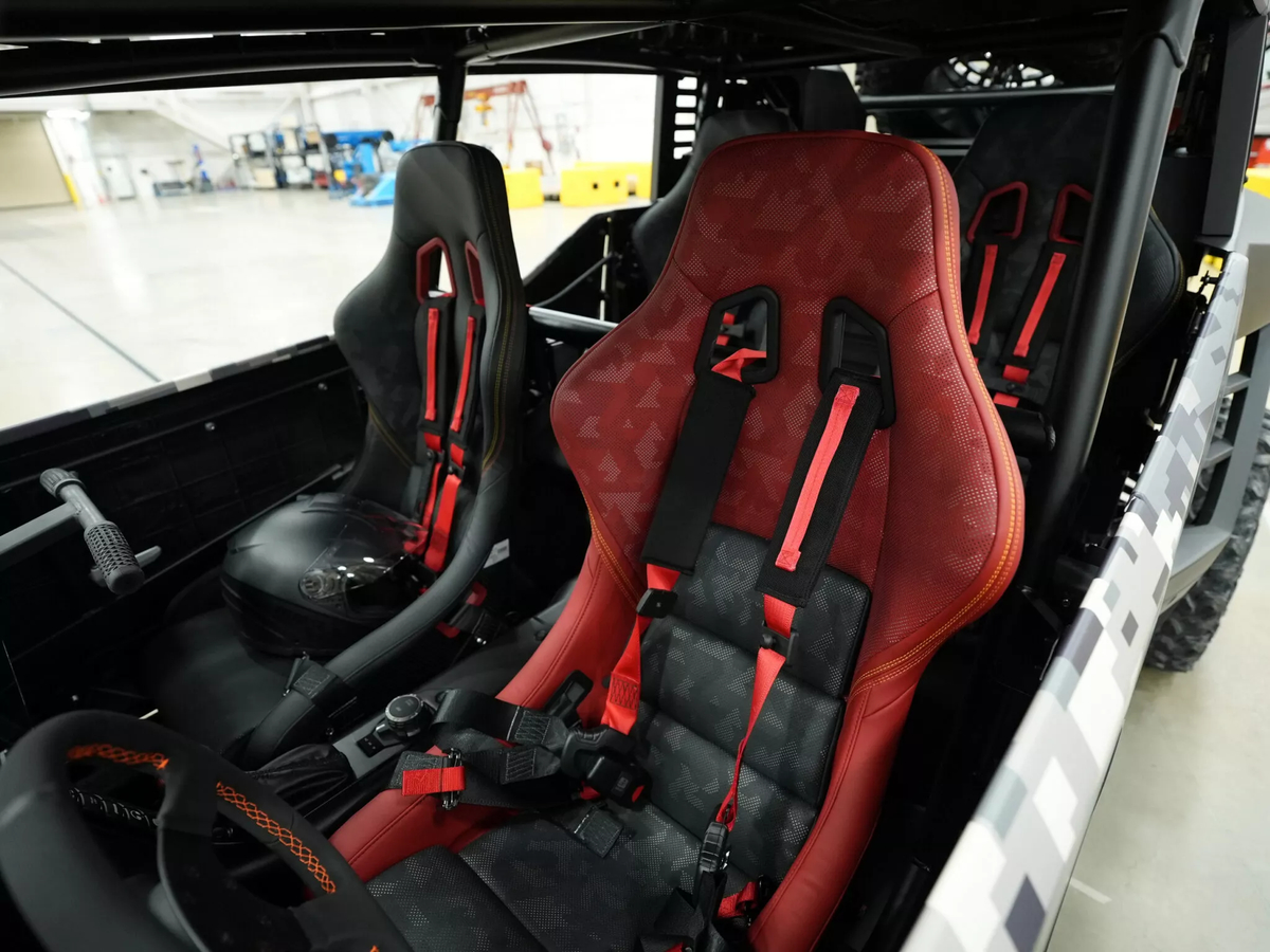 Schlammige Reifen und FIA-Sicherheitskäfig auf dem Scion 01