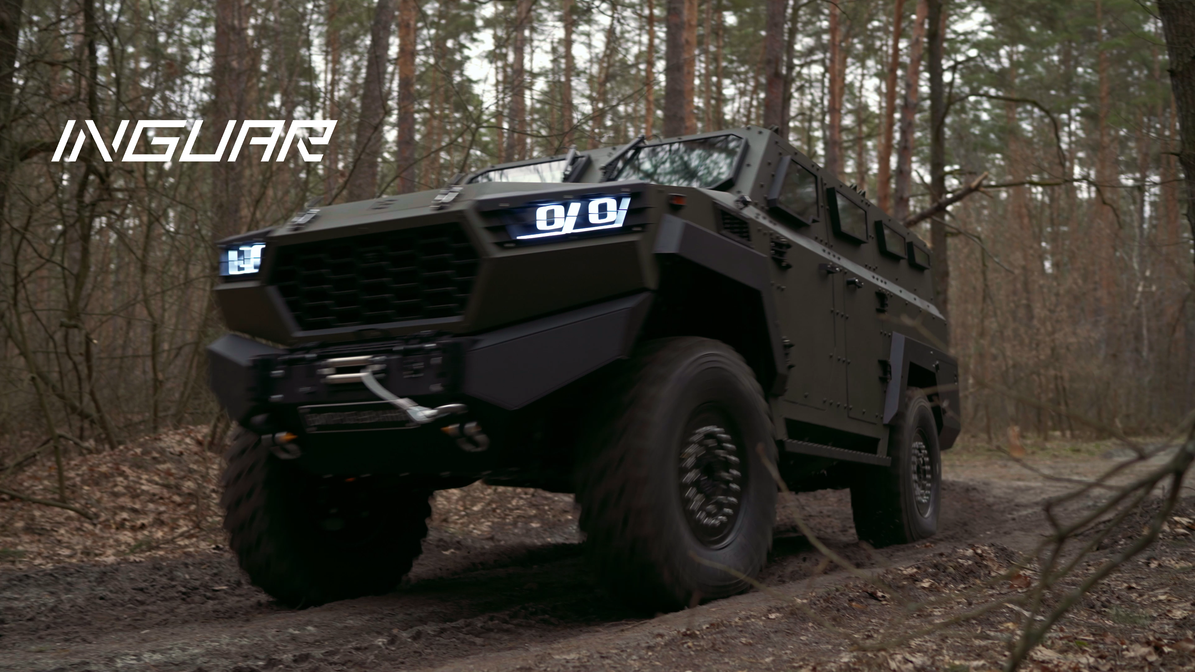 Gepanzertes Fahrzeug Inguar-3 bei einer Kampfprüfung