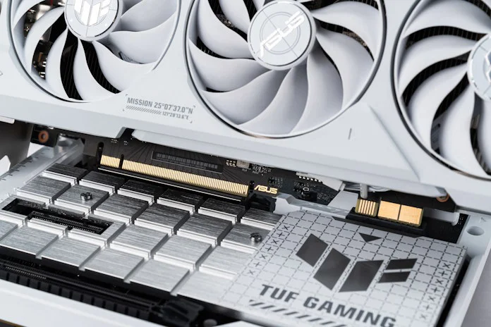 BTF-Anschluss rechts von PCI Express. Illustration: Asus
