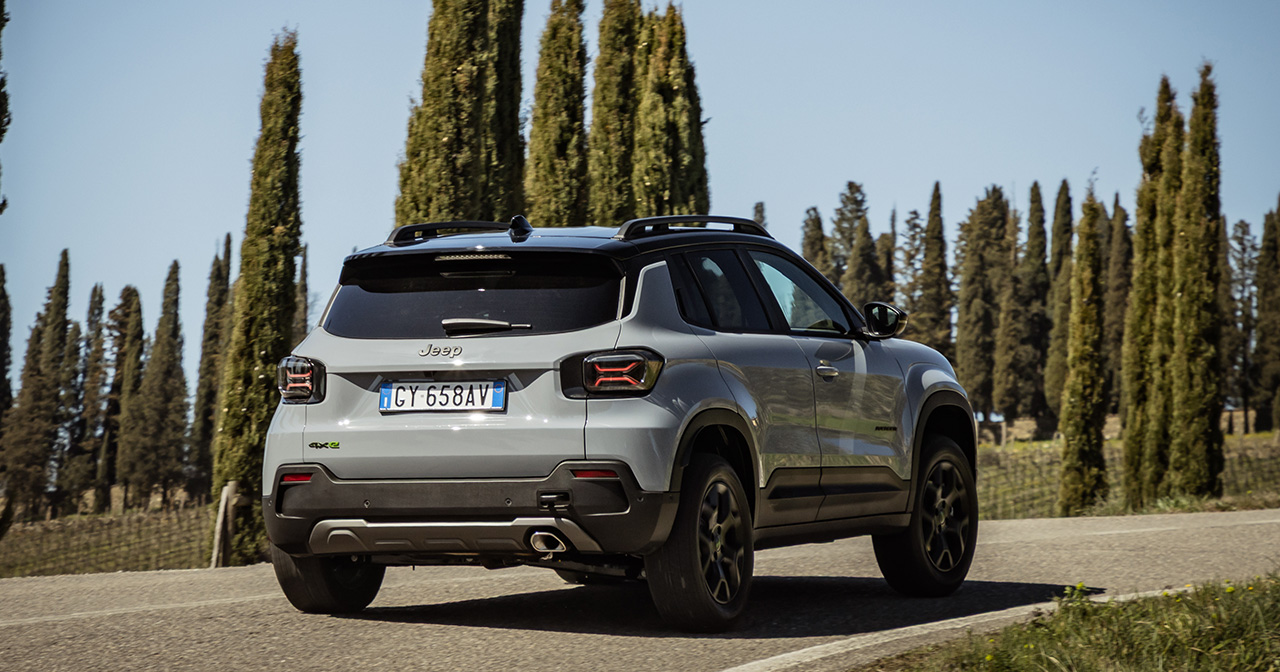 Jeep Avenger 4xe bei stürmischen Verhältnissen Jeep Avenger 4xe bei stürmischen Verhältnissen