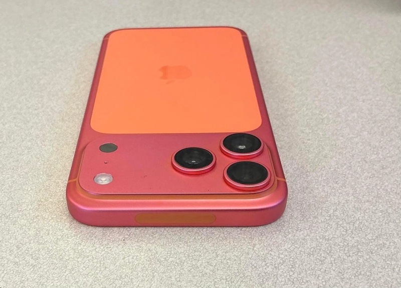 Image of iPhone 17 Pro changing body color Image of iPhone 17 Pro changing body color