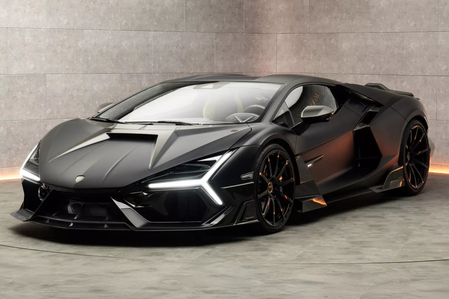Lamborghini Revuelto von Mansory in schöner Umgebung Lamborghini Revuelto von Mansory in schöner Umgebung