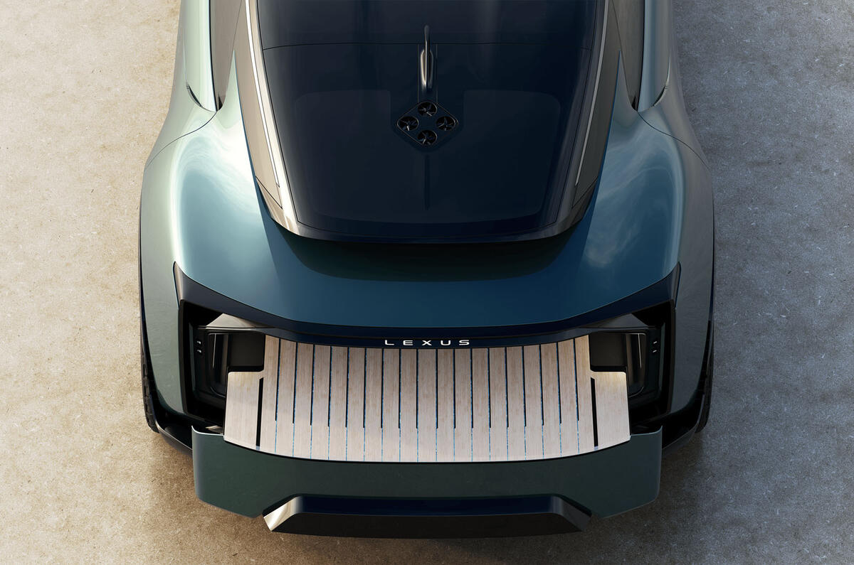 Heckansicht des Lexus LS Coupé mit offenem Kofferraum Heckansicht des Lexus LS Coupé mit offenem Kofferraum