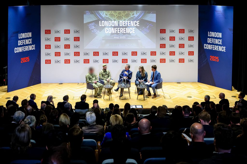 Podiumsdiskussion auf der Londoner Verteidigungskonferenz. Illustration: Verteidigungsministerium