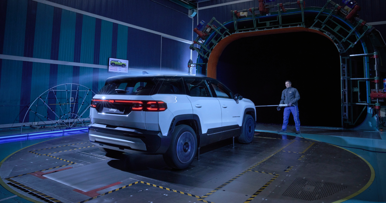 Der neue Jeep Compass im Windkanal. Der neue Jeep Compass im Windkanal.