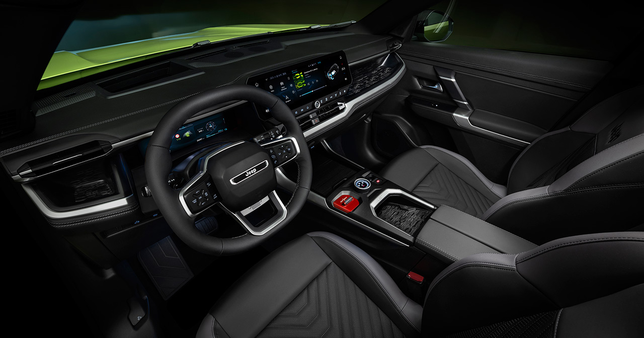 Jeep Compass First Edition im Hintergrund der Landschaft Jeep Compass First Edition im Hintergrund der Landschaft